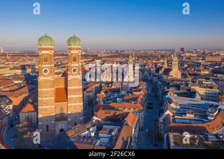 Luftaufnahme der Münchner Innenstadt mit dem berühmten Wahrzeichen Frauenkirche Stockfoto
