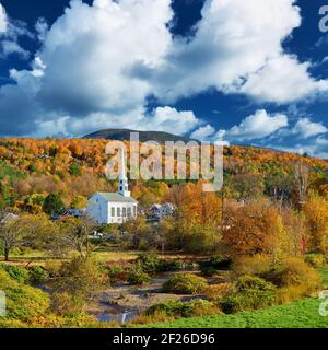 Kultige Neuengland-Kirche in Stowe Stadt im Herbst Stockfoto