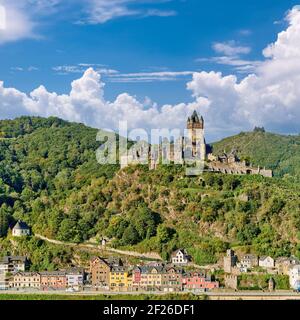 Cochem-Stadt in Deutschland an der Mosel mit Schloss Reichsburg Stockfoto
