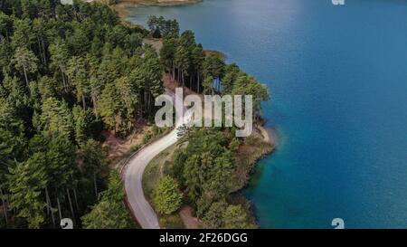 Lake Doxa Luftdrohne Ansicht, Seeufer Straße, Herbst in der bergigen Korinth, Peloponnes, Griechenland Stockfoto