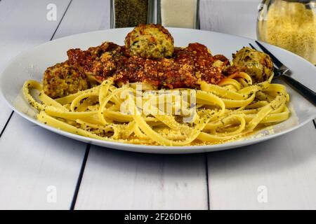 Futtccine mit Sauce servieren und mit Parmesankäse überbacken Stockfoto