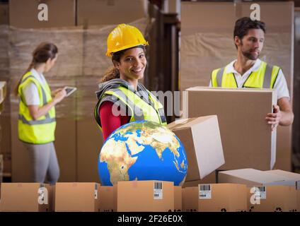 Die Zusammensetzung des Stapels der Pappkartons mit dem Globus mit den Arbeitern Transport von Kartons im Lager Stockfoto