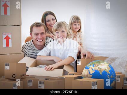 Zusammensetzung von Kartons mit Globus, glückliche Familie Auspacken in neue Heimat Stockfoto