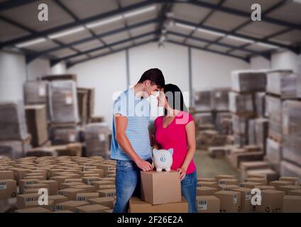 Komposition des glücklichen Paares mit Sparschwein und Pappkartons Im Lager Stockfoto