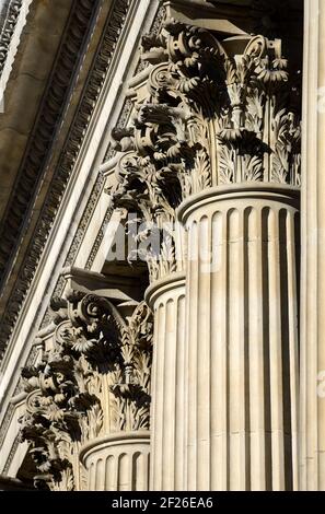 London, England, Großbritannien. St. Paul's Cathedral. Korinthische Säulen (paarweise) an der Westfassade Stockfoto