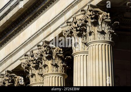 London, England, Großbritannien. St. Paul's Cathedral. Korinthische Säulen (paarweise) an der Westfassade Stockfoto