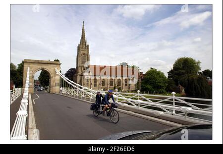 Jane Tomlinson Reiten von Rom nach Leeds, um Geld für ihre Wohltätigkeitskampagne zu sammeln. Mit ihr ist Luke Goward her Brother Crossing the Thames into Marlow pic David Sandison 3/6/2004 Stockfoto