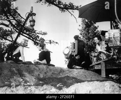 GINGER ROGERS und DOUGLAS FAIRBANKS Jr an der Set-Location Mit Regisseur ALFRED SANTELL ad Film Crew in den San Bernardino Mountains California während der Dreharbeiten von HABING WONDERFUL TIME 1938 regisseur ALFRED SANTELL Bühnenstück und Drehbuch Arthur Kober RKO Radiokorso Stockfoto