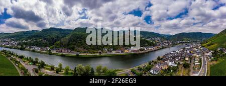 Panorama von Cochem mit der Reichsburg Cochem, Deutschland. Drohnenfotografie. Erstellt aus mehreren Bildern, um ein Panoramabild zu erstellen. Stockfoto