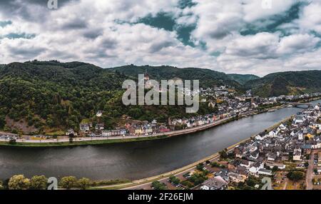 Panorama von Cochem mit der Reichsburg Cochem, Deutschland. Drohnenfotografie. Erstellt aus mehreren Bildern, um ein Panoramabild zu erstellen. Stockfoto