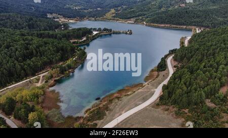 See Doxa Luftdrohne Ansicht, Herbst in der bergigen Korinth, Peloponnes, Griechenland Stockfoto