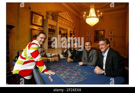 Casino 50 St James st. Miteigentümer Robert Earl mit (lt to rt) Marc Merran (Club), Salvatore Calabresse (Bar), Jean-Georges Vongerichten (Rest), Jeffrey Beers (Design)pic David Sandison 14/9/2004 Stockfoto