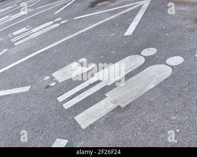 Parkplatz mit weißem bemalten Schild für Familien Stockfoto