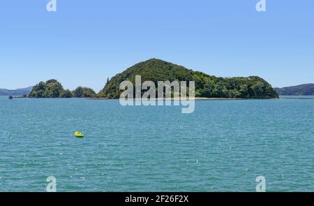 Sonnige Landschaft an der Bay of Islands, einem Gebiet an der Ostküste des Far North District der Nordinsel Neuseelands Stockfoto