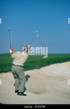 Per Ulrik Johansson aus Schweden spielt Bunker auf 11th Grün auf Valderrama Gold Course, Spanien geschossen. 1999. Verpflichtende Gutschrift: Nick Walker/Sportbild Stockfoto