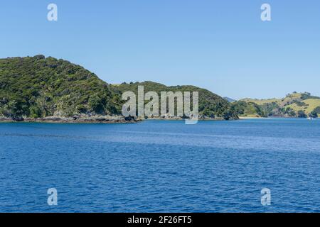 Sonnige Landschaft an der Bay of Islands, einem Gebiet an der Ostküste des Far North District der Nordinsel Neuseelands Stockfoto