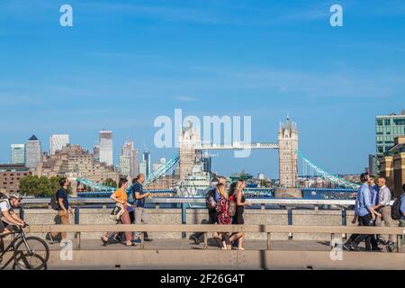 2019 07 24 London UK Fußgänger überqueren die London Bridge mit angehobener Tower Bridge Für das Schiff im Hintergrund unterzugehen - einige Bewegungsunschärfe im Vordergrund Stockfoto