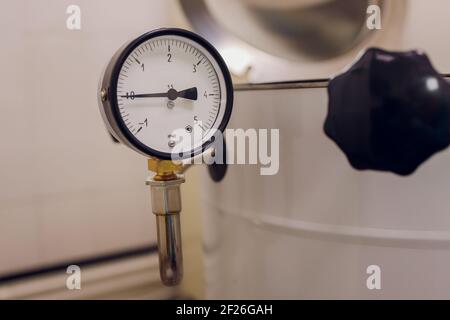 Abwasserbehandlungssystem mit Sensoren und Anzeigen Stockfoto