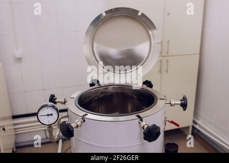 Abwasserbehandlungssystem mit Sensoren und Anzeigen Stockfoto