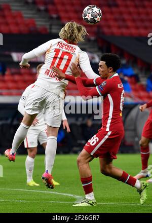 Budapest, Ungarn. März 2021, 10th. Fußball, Champions League, K.O.-Runde, 16. Runde, zweite Etappe, RB Leipzig - FC Liverpool, Puskas Arena: Leipziger Mittelfeldspieler Emil Forsberg (l) und Liverpool-Verteidiger Trent Alexander-Arnold. Kredit: Marton Monus/dpa/Alamy Live Nachrichten Stockfoto