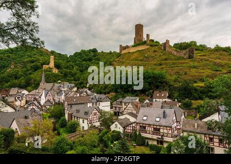 Fachwerkdorf Monreal, das schönste Dorf in der Eifel, Deutschland. Blick auf Monreal Castle. Stockfoto
