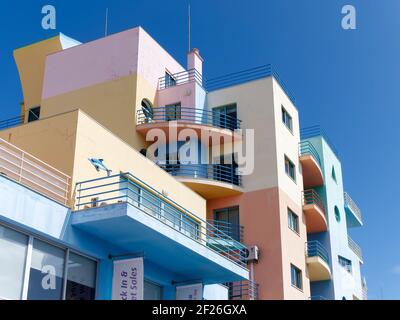 ALBUFEIRA, Algarve/Portugal - MÄRZ 10: Farbenfrohe Gebäude an der Marina in Albufeira Portugal am 10. März 2018 Stockfoto