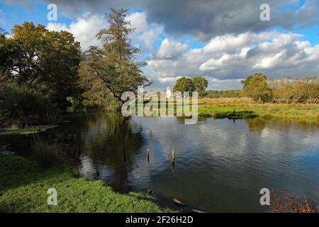 River Wey Navigation mit den Überresten des Newark Augustinian Priorat im Hintergrund Stockfoto