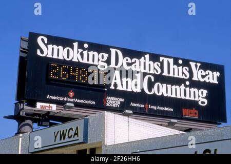 Public Service Ankündigung Plakatwand mit einem digitalen Zähler Tracking Todesfälle durch Krebs für das Jahr in Los Angeles, CA verursacht Stockfoto