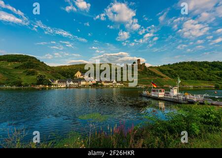 Panoramablick vom gegenüberliegenden Moselufer auf Beilstein mit Schloss Metternich, Deutschland. Stockfoto