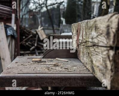 Carpenter's Hände Schneiden von Holz mit Tablesaw Stockfoto