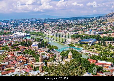 Luftaufnahme von Tiflis Georgien auf dem Fluss Kura und Die Brücke des Friedens mit modernen und antiken Gebäuden Auf der Skyline einschließlich Kapitol Stockfoto