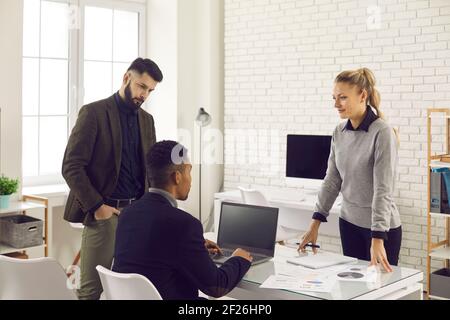 Team von Geschäftsleuten, die sich im Büro des Unternehmens treffen und arbeiten Gemeinsam im Projekt Stockfoto