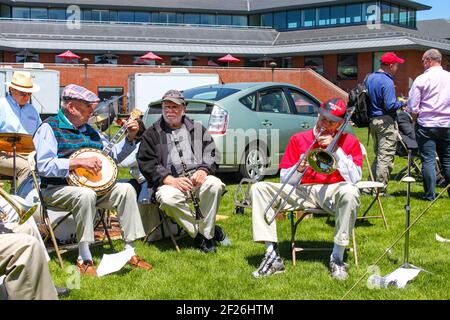 Circa Mai 2015 Middletown Conneticut USA Alumni Jazzband und Familien von Absolventen Wesleyan University Abschluss im Freien vor Auto Stockfoto