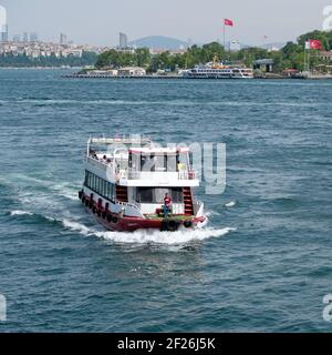 ISTANBUL, TÜRKEI - MAI 24 : Blick auf Boote und Gebäude entlang des Bosporus in Istanbul Türkei am 24. Mai 2018. Nicht identifiziertes Peo Stockfoto