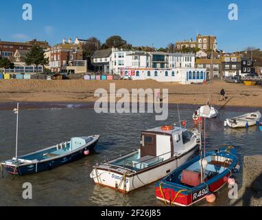 Broadstairs, KENT/UK - 29. JANUAR: Blick auf den Broadstairs Beach am 29. Januar 2020. Zwei nicht identifizierte Personen Stockfoto