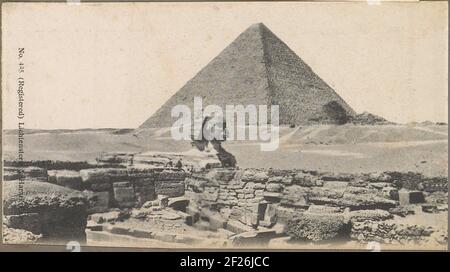 Blick auf die Sphinx und eine Pyramide von Gizah. Teil- oder Reisealbum mit Bildern von Sehenswürdigkeiten in Griechenland und Ägypten. Stockfoto