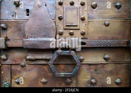 Alte rostige Tür und gleitenden Schraube in Citta Alta Bergamo Stockfoto