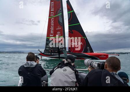 Auckland, Neuseeland, 10. März 2021 - akkreditierte Fotografen arbeiten von einem Medienboot aus, um das Emirates Team New Zealand zu fotografieren, das von Peter Burling auf Te Rehutai während der Pre-Start-Manöver vor dem ersten Rennen des America's Cup 36th gegen die Herausforderer Luna Rossa Prada Pirelli gefahren wird. . Credi: Rob Taggart/Alamy News Live Stockfoto