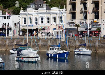 TORQUAY, Devon/GROSSBRITANNIEN - Juli 28: Blick auf die Stadt und den Hafen in Torquay Devon am 28. Juli 2012. Nicht identifizierte Personen Stockfoto