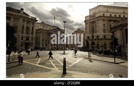 17,10 Uhr am 17th. juni 2004 ruhige Straßen in DER BANK im Herzen von London, als England spielen Schweiz in der European Cup.pic David Sandison 17/6/2004 Stockfoto