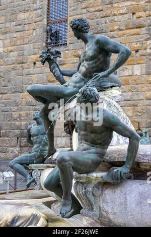 FLORENZ, TOSKANA/ITALIEN - OKTOBER 19 : Detail aus der Statue des Neptunbrunnens Piazza della Signoria vor dem Palazzo Stockfoto