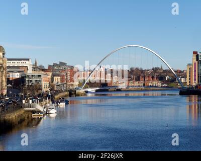 GATESHEAD, Tyne und Wear/UK - Januar 20: Blick auf die Millennium Bridge in der Dämmerung in Gateshead, Tyne und am 20. Januar 2018 Verschleiß Stockfoto