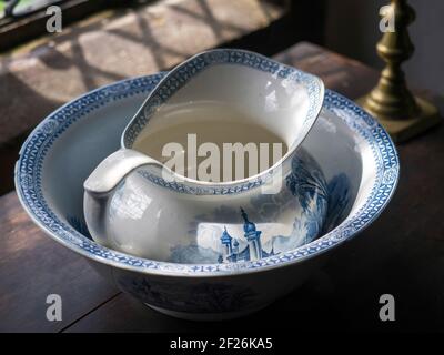 Alten Wasserkrug und Becken am Michelham Priory Stockfoto