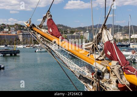 LA SPEZIA, LIGURIEN/ITALIEN - 19. APRIL : Alter Segelclipper, der am 19. April 2019 in La Spezia Ligurien in Italien festgemacht wurde. Eine nicht identifizierte Stockfoto