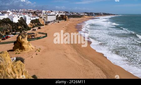 ALBUFEIRA, SÜDLICHE ALGARVE/PORTUGAL - 10. MÄRZ: Blick auf den Strand von Albufeira in Portugal am 10. März 2018. Nicht identifiziertes Peo Stockfoto