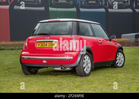 Anfang (April) 2001 Vorserienfertigung R50 Shape BMW MINI Coopers im Werk Oxford. Diese Y-Zulassungsautos wurden für die Wiedereinführung der Marke gebaut Stockfoto