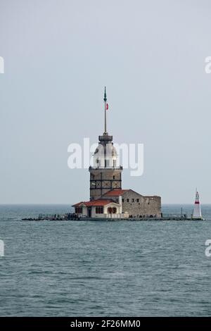 ISTANBUL, Türkei - 24. Mai: Blick auf Maiden's Tower im Bosporus in Istanbul Türkei am 24. Mai 2018. Nicht identifizierte Personen Stockfoto