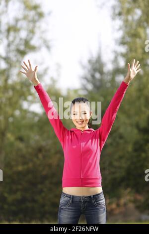 Junge Frau, die im Freien Sport macht Stockfoto