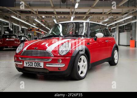 Anfang (April) 2001 Vorserienfertigung R50 Shape BMW MINI Coopers im Werk Oxford. Diese Y-Zulassungsautos wurden für die Wiedereinführung der Marke gebaut Stockfoto