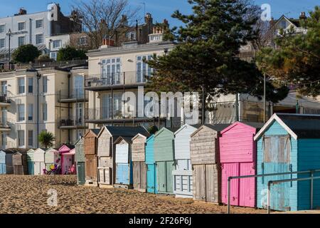 Broadstairs, KENT/UK - 29. JANUAR: Blick auf Strandhütten in Broadstairs am 29. Januar 2020. Zwei nicht identifizierte Personen Stockfoto